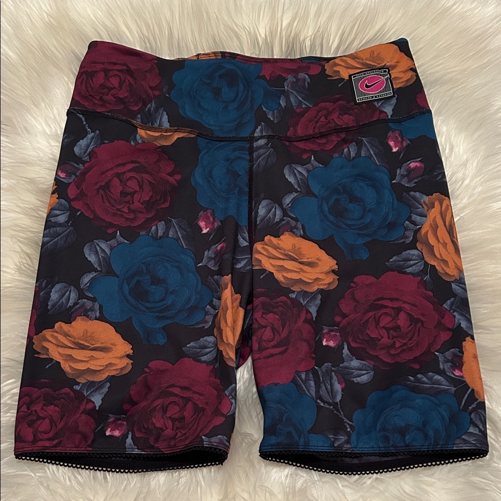 Nike One Dri-FIT Icon Clash Women's 7" Mid-Rise Printed Training Shorts